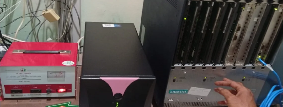 Teknisi Service Pabx Jakarta Selatan - teknisi sedang memperbaiki PABX