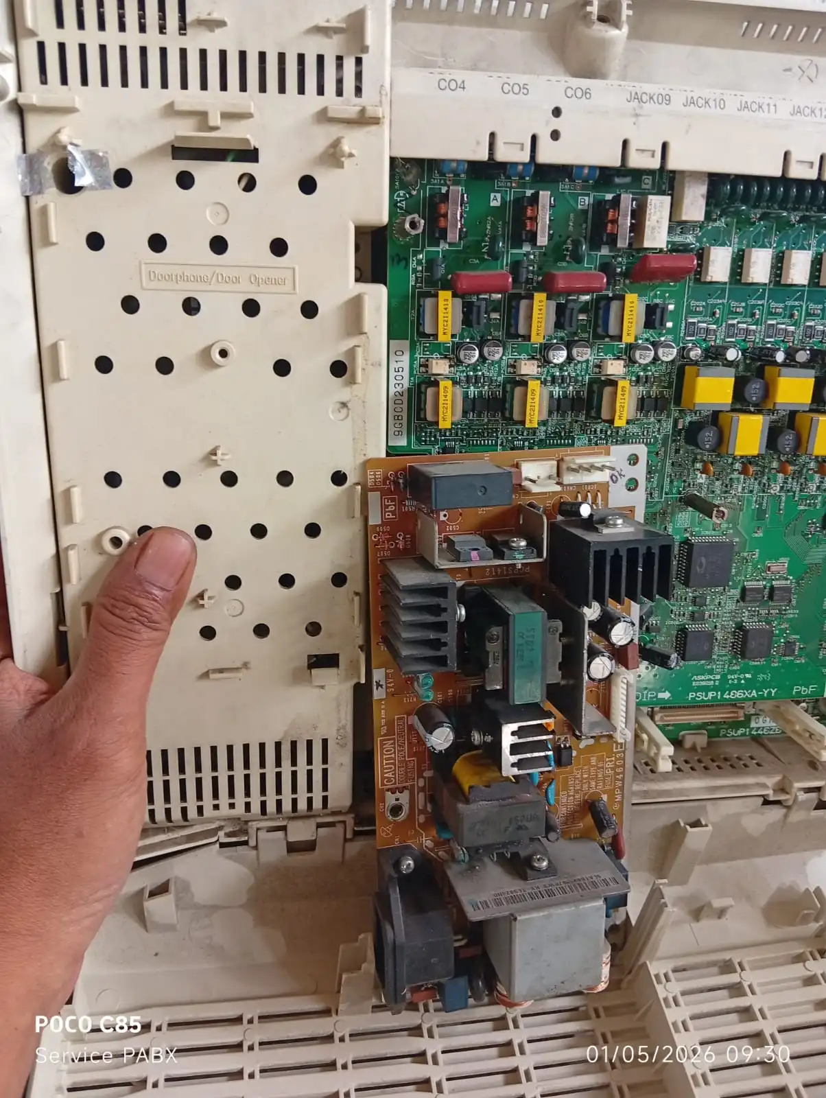 PSU original Panasonic KX-TES824 tipe PSU1 486XA-YY yang rusak, kapasitor mengembung