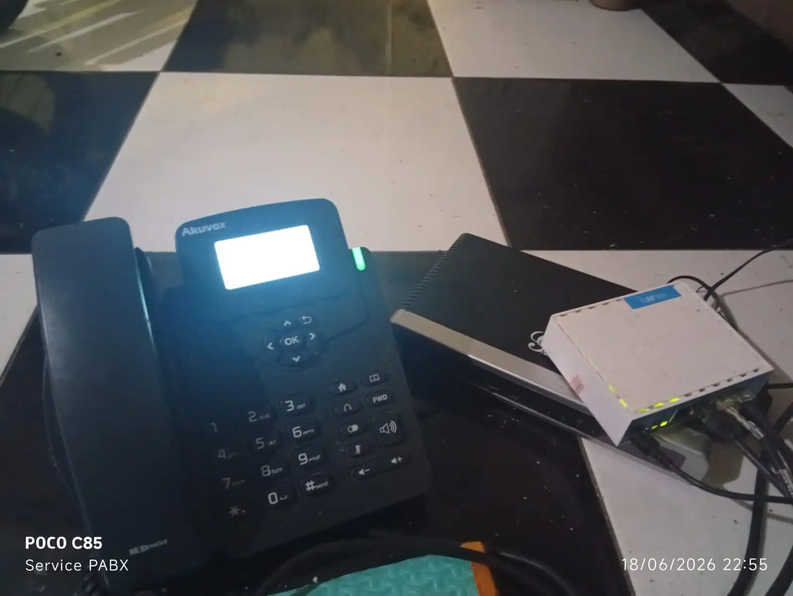 Cloud PBX atau IP PBX? Pahami Perbedaannya Sebelum Memilih Sistem Telepon Kantor 1 Ilustrasi Sistem IP PBX On-Premise yang terhubung dengan berbagai perangkat komunikasi kantor modern
